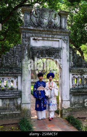 A young couple in traditional dress in the Giam Garden during the celebrations for the 70th anniversary of the liberation of the capital on 10 October Stock Photo