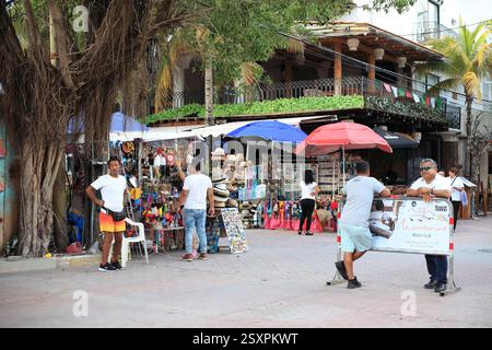 Street vendors and restaurants in the busy 5th Avenue, a favourite hang out in Playa del Carmen, Yucatan, Mexico Stock Photo