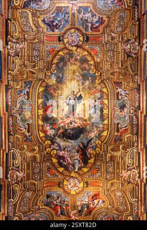 Santarém, Portugal - March 20, 2024: View of the beautiful ceiling of the nave of the Cathedral of Santarém in Portugal. Stock Photo