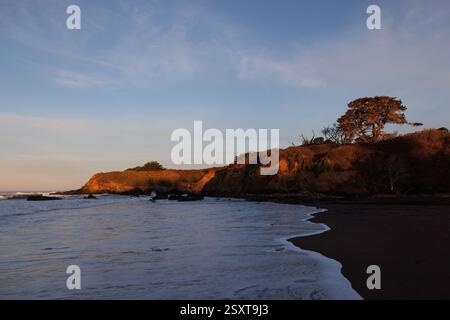 San Simeon, California, USA. 21st Feb, 2025. Sunrise lights a bluff along the rocky shoreline of San Simeon, California. San Simeon is situated along Highway 1 along the California central coast and is best known for the Hearst Castle, the mansion once owned by media mogul William Randolph Hearst. (Credit Image: © Jonathan Alcorn/ZUMA Press Wire) EDITORIAL USAGE ONLY! Not for Commercial USAGE! Stock Photo