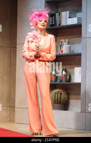 Desiree Nick Hier Im Bild Ist In Der Hauptrolle Des Theaterst cks Spiel desiree-nick-hier-im-bild-ist-in-der-hauptrolle-des-theaterst-cks-spiel