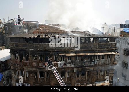 Firemen dousing fire in johri mansion at Kalbadevi, Bombay Mumbai, Maharashtra, India 14-October-2008 Stock Photo