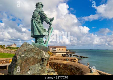 Statue of Richard Evans [1905-2001] a crew member at RNLI Moelfre in Anglesey North Wales UK credited with saving 281 lives, statue by Sam Holland. Stock Photo