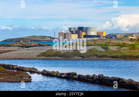 Wylfa nuclear power station a decommissioned Magnox station on the north west coast of Anglesey Wales UK. Stock Photo