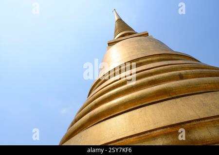 February 20, 2025, Bangkok, Thailand: The distinctive Buddhist architecture of the golden stupa or chedi of Wat Bowonniwetwiharn Ratchaworawiharn, an important Buddhist Temple, Bangkok, Thailand. (Credit Image: © John Wreford/SOPA Images via ZUMA Press Wire) EDITORIAL USAGE ONLY! Not for Commercial USAGE! Stock Photo
