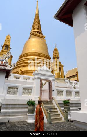 February 20, 2025, Bangkok, Thailand: The distinctive Buddhist architecture of the golden stupa or chedi of Wat Bowonniwetwiharn Ratchaworawiharn, an important Buddhist Temple, Bangkok, Thailand. (Credit Image: © John Wreford/SOPA Images via ZUMA Press Wire) EDITORIAL USAGE ONLY! Not for Commercial USAGE! Stock Photo