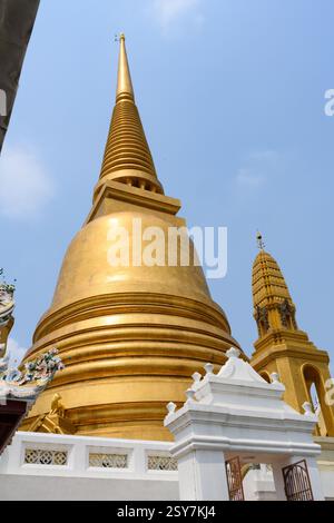 February 20, 2025, Bangkok, Thailand: The distinctive Buddhist architecture of the golden stupa or chedi of Wat Bowonniwetwiharn Ratchaworawiharn, an important Buddhist Temple, Bangkok, Thailand. (Credit Image: © John Wreford/SOPA Images via ZUMA Press Wire) EDITORIAL USAGE ONLY! Not for Commercial USAGE! Stock Photo