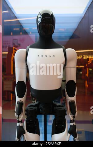 tesla-optimus-humanoid-robot-in-a-modern-exhibition-environment-sven