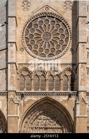 Close-up view of Santa Maria de Regla de Leon Cathedral, showcasing its intricate Gothic architecture, including the ornate rose window and sculpted a Stock Photo