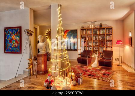 DE - BAVARIA:  Contemporary interior at Christmas with an unusual Christmas tree designed by Edmund Nagele FRPS Stock Photo