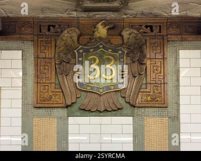 Thirty third street sign hi-res stock photography and images - Alamy