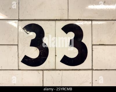 Thirty third street sign hi-res stock photography and images - Alamy
