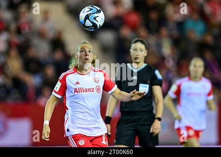 Jill Baijings (FC Bayern München, FCB, 18) am Ball, 02.10.2023, München (Deutschland), Fussball, Google Pixel Frauen-Bundesliga, FC Bayern München - 1. FC Köln, DFB/DFL REGULATIONS PROHIBIT ANY USE OF PHOTOGRAPHS AS IMAGE SEQUENCES AND/OR QUASI-VIDEO. Stock Photo