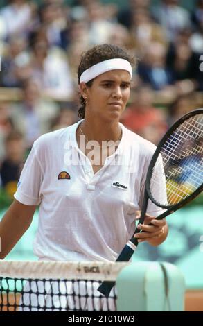 American tennis player Mary Joe Fernandez, attending a women's singles match of the French Open. Paris, May 1989 Stock Photo