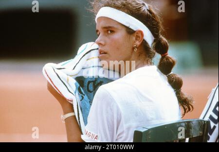 American tennis player Mary Joe Fernandez, attending a women's singles match of the French Open. Paris, May 1989 Stock Photo
