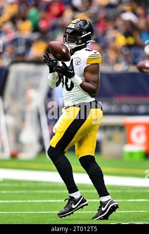 Pittsburgh Steelers tight end Darnell Washington (80) runs a drill during  NFL football practice in Pittsburgh Tuesday, May 23, 2023. (AP Photo/Gene  J. Puskar Stock Photo - Alamy