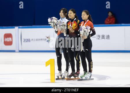 Shanghai, China. 3rd Oct, 2023. Gold Medalist Xu Aili (C) of China, Silver Medalist Kim Geon Hee (L) of South Korea and Bronze Medalist Hao Weiying of China attend the awarding ceremony for the Women's 1000m of Short Track Speed Skating at Shanghai Trophy 2023 in Shanghai, east China, Oct. 3, 2023. Credit: Wang Xiang/Xinhua/Alamy Live News Stock Photo