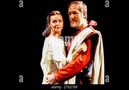 Penelope Beaumont (Octavia), Michael Gambon (Mark Antony) in ANTONY AND CLEOPATRA by Shakespeare at The Other Place, Royal Shakespeare Company (RSC), Stratford-upon-Avon, England 13/10/1982  design: Nadine Baylis  lighting: Leo Leibovici  director: Adrian Noble Stock Photo
