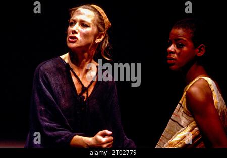 l-r: Helen Mirren (Cleopatra), Josette Simon (Iras) in ANTONY AND CLEOPATRA by Shakespeare at The Other Place, Royal Shakespeare Company (RSC), Stratford-upon-Avon, England 13/10/1982  design: Nadine Baylis  lighting: Leo Leibovici  director: Adrian Noble Stock Photo