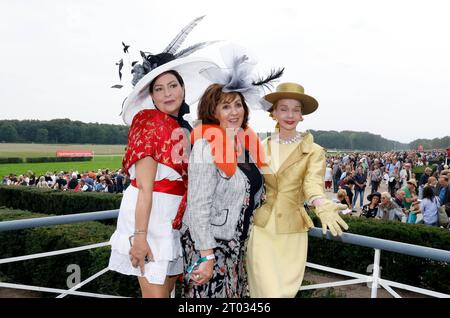 Manuela Vobach, Britt Kanja beim Renntag der Deutschen Einheit auf der Rennbahn Hoppegarten. *** Manuela Vobach, Britt Kanja at the German Unity Race Day at Hoppegarten Racecourse Credit: Imago/Alamy Live News Stock Photo