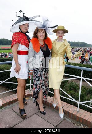 Manuela Vobach, Britt Kanja beim Renntag der Deutschen Einheit auf der Rennbahn Hoppegarten. *** Manuela Vobach, Britt Kanja at the German Unity Race Day at Hoppegarten Racecourse Credit: Imago/Alamy Live News Stock Photo