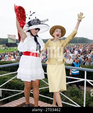 Manuela Vobach, Britt Kanja beim Renntag der Deutschen Einheit auf der Rennbahn Hoppegarten. *** Manuela Vobach, Britt Kanja at the German Unity Race Day at Hoppegarten Racecourse Credit: Imago/Alamy Live News Stock Photo