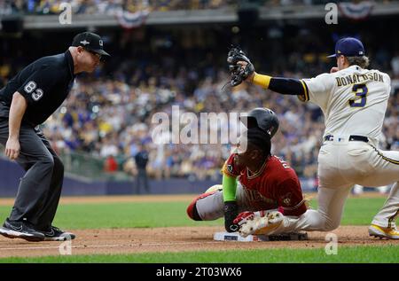 Milwaukee, United States. 03rd Oct, 2023. Hall of Fame catcher Bob Uecker  prepares to throw out the first pitch before an MLB National League Wild  Card game between the Arizona Diamondbacks and