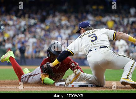 Milwaukee, United States. 03rd Oct, 2023. Hall of Fame catcher Bob Uecker  prepares to throw out the first pitch before an MLB National League Wild  Card game between the Arizona Diamondbacks and