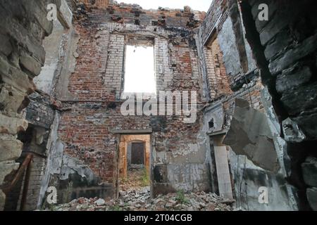Non Exclusive: IZIUM, UKRAINE - SEPTEMBER 26, 2023 -  The door of the main entrance and part of the second floor of the Evangelical Christian Baptist Stock Photo