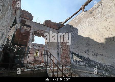 Non Exclusive: IZIUM, UKRAINE - SEPTEMBER 26, 2023 - Part of the staircase to the second floor and the second floor of the Evangelical Christian Bapti Stock Photo