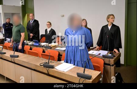 Munich, Germany. 04th Oct, 2023. The defendant Andrea Tandler (3rd from right) stands at her seat in the courtroom in front of her two lawyers Cheyenne Blum (2nd from right) and Sabine Stetter (right) at the start of the trial. Andrea Tandler and her partner (2nd from left), two key figures in the mask affair in Bavaria, have to stand trial on tax-related charges at the Munich I Regional Court. Credit: Peter Kneffel/dpa - ATTENTION: Person(s) have been pixelated for legal reasons/dpa/Alamy Live News Stock Photo