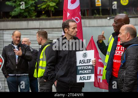 London, England, UK. 4th Oct, 2023. Members of The Associated Society of Locomotive Engineers and Firemen (ASLEF) seen at picket line outside Euston Station as workers at 16 rail companies across England are on strike targeting Conservative Party conference in Manchester. (Credit Image: © Tayfun Salci/ZUMA Press Wire) EDITORIAL USAGE ONLY! Not for Commercial USAGE! Credit: ZUMA Press, Inc./Alamy Live News Stock Photo