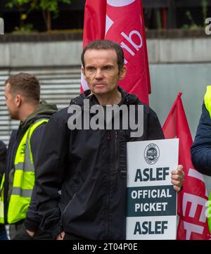 London, England, UK. 4th Oct, 2023. Members of The Associated Society of Locomotive Engineers and Firemen (ASLEF) seen at picket line outside Euston Station as workers at 16 rail companies across England are on strike targeting Conservative Party conference in Manchester. (Credit Image: © Tayfun Salci/ZUMA Press Wire) EDITORIAL USAGE ONLY! Not for Commercial USAGE! Credit: ZUMA Press, Inc./Alamy Live News Stock Photo
