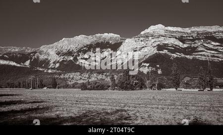 Looking west across fields from the town of Varces-Allières-et-Risset, Isere, France, towards the mountains in Parc Naturel Régional du Vercors (Verco Stock Photo