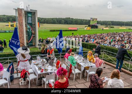 03.10.2023, elegante Ladies mit Hüten beim Renntag der deutschen Einheit auf der Galopprennbahn Hoppegarten, Hoppegarten, Brandenburg, Deutschland Stock Photo