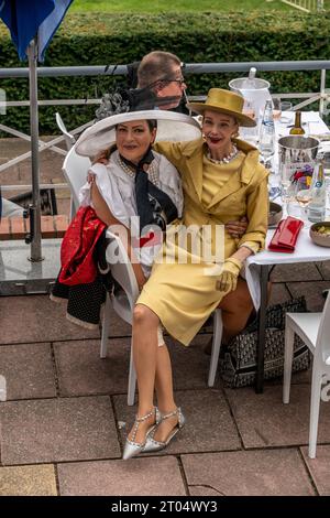 03.10.2023, Manuela Vobach und Britt Kanja beim Renntag der deutschen Einheit auf der Galopprennbahn Hoppegarten, Hoppegarten, Brandenburg, Deutschlan Stock Photo