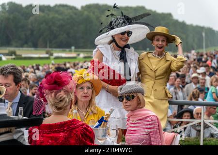 03.10.2023, elegante Ladies mit Hüten beim Renntag der deutschen Einheit auf der Galopprennbahn Hoppegarten, Hoppegarten, Brandenburg, Deutschland Stock Photo