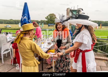 03.10.2023, elegante Ladies mit Hüten beim Renntag der deutschen Einheit auf der Galopprennbahn Hoppegarten, Hoppegarten, Brandenburg, Deutschland Stock Photo