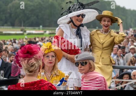 03.10.2023, elegante Ladies mit Hüten beim Renntag der deutschen Einheit auf der Galopprennbahn Hoppegarten, Hoppegarten, Brandenburg, Deutschland Stock Photo