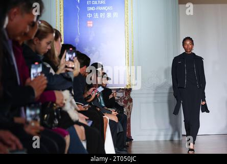 (231004) -- PARIS , Oct. 4, 2023 (Xinhua) -- A model presents a creation of THEUNISSEN's Spring/Summer 2024 ready-to-wear collections during a fashion show in Paris, France, on Oct. 3, 2023. (Xinhua/Gao Jing) Stock Photo