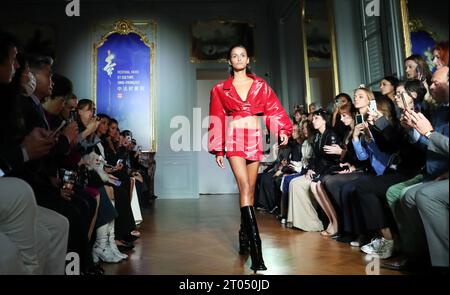 (231004) -- PARIS , Oct. 4, 2023 (Xinhua) -- A model presents a creation of THEUNISSEN's Spring/Summer 2024 ready-to-wear collections during a fashion show in Paris, France, on Oct. 3, 2023. (Xinhua/Gao Jing) Stock Photo