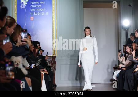 (231004) -- PARIS , Oct. 4, 2023 (Xinhua) -- A model presents a creation of THEUNISSEN's Spring/Summer 2024 ready-to-wear collections during a fashion show in Paris, France, on Oct. 3, 2023. (Xinhua/Gao Jing) Stock Photo