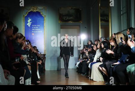 (231004) -- PARIS , Oct. 4, 2023 (Xinhua) -- A model presents a creation of THEUNISSEN's Spring/Summer 2024 ready-to-wear collections during a fashion show in Paris, France, on Oct. 3, 2023. (Xinhua/Gao Jing) Stock Photo