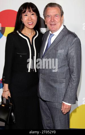 Gerhard Schröder mit Ehefrau So-yeon Schröder-Kim bei der Ankunft zum Festakt zum Tag der Deutschen Einheit in der Elbphilharmonie. Hamburg, 03.10.2023 *** Gerhard Schröder with wife So yeon Schröder Kim arriving at the ceremony for the Day of German Unity at the Elbphilharmonie Hamburg, 03 10 2023 Foto:xgbrcix/xFuturexImagex festakt 3027 Stock Photo