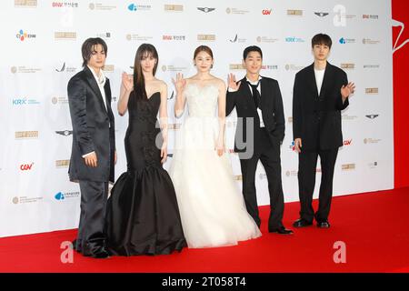 October 4, 2023, BUSAN, SOUTH KOREA: Oct 4, 2023-Busan, South Korea-From Left Actor Kim Ji Hoon, ActressJeong Jong Seo, Actress Park Yu Lim, Musician Grey, Director Lee Choong Hyun pose for photowall during the 28th Busan International Film Festival Red Carpet Event at Busan Cinema Center in Busan, South Korea (Credit Image: © Ryu Seung-Il/ZUMA Press Wire) EDITORIAL USAGE ONLY! Not for Commercial USAGE! Stock Photo