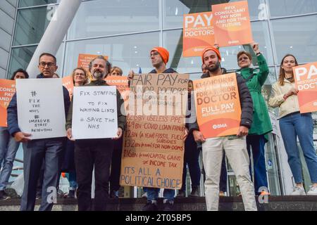 London, UK. 04th Oct, 2023. Doctors stand with placards in support of fair pay at the British Medical Association (BMA) picket outside University College Hospital as NHS (National Health Service) consultants and junior doctors continue their joint strike over pay. Credit: SOPA Images Limited/Alamy Live News Stock Photo