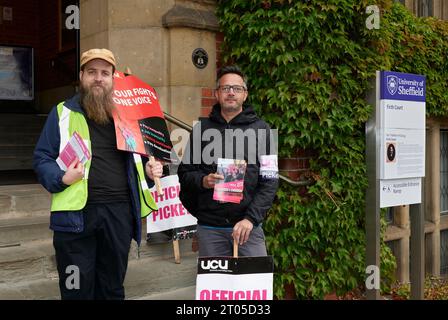 University of Sheffield staff on picket duty during strike over USS pensions reform outside Firth Court Stock Photo
