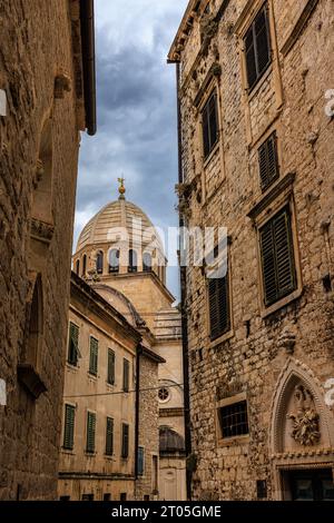 the stone dome of the cathedral of st james in sibenik is framed by the narrow streets of the old town Stock Photo