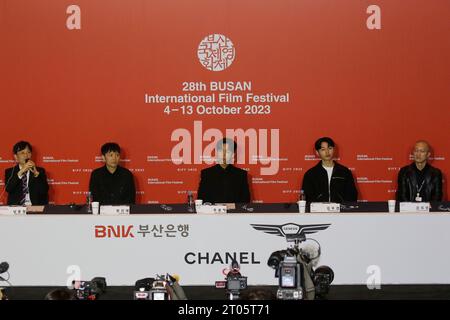 Busan, South Korea. 04th Oct, 2023. Oct 4, 2023-Busan, South Korea-From left Festival Director Nam Dong Chul, Director Jang Kun Jae, Actor Joo jong Hyuk, Actor Kim Woo Kyum, Producer Yun Hee Young attend their new film 'Because I Hate Korea' press conference at the 28th Busan International film Festival Opening Screen event in Busan, South Korea. (Photo by Seung-il Ryu/NurPhoto) Credit: NurPhoto SRL/Alamy Live News Stock Photo