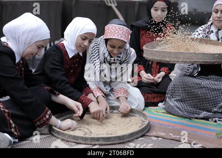 Middle East News/Gaza/Palestinian Territories Palestinians attend an exhibition entitled Our Palestinian Heritage on the occasion of Palestinian Heritage Day in Beit Lahia, northern Gaza Strip on October 4, 2023. The Gaza Strip Palestine Copyright: xMahmoudxxAjjourx 1 20 Credit: Imago/Alamy Live News Stock Photo